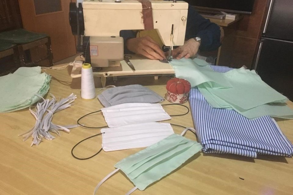 Una persona cose mascarillas. /EUROPA PRESS