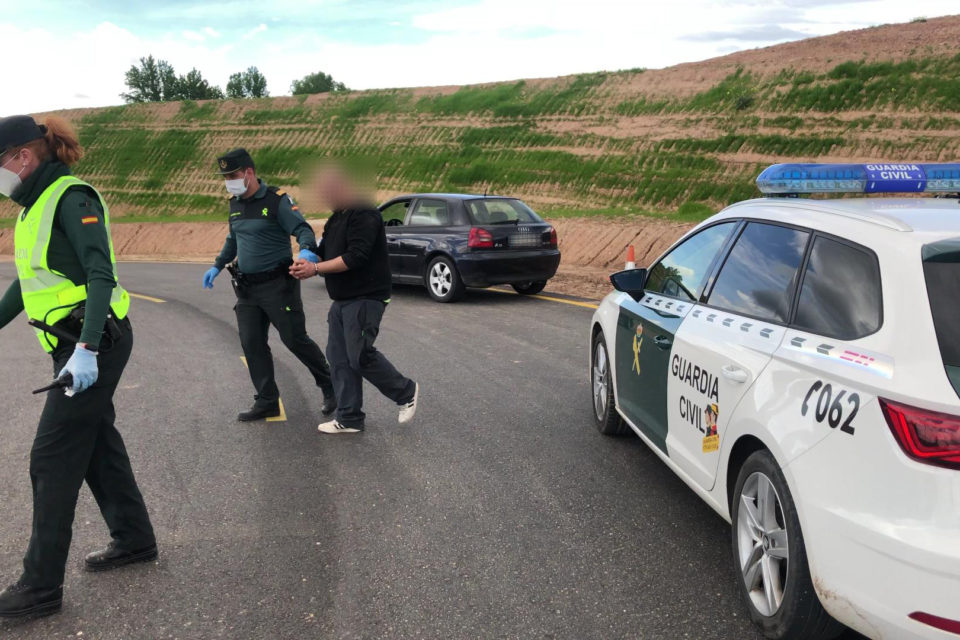 Imagen de la detención durante el control establecido por la Guardia Civil. / Guardia Civil