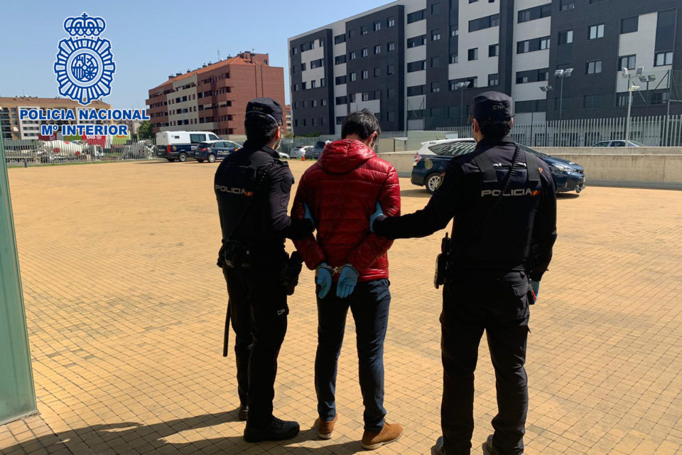 Una pareja de policías, con una de las personas detenidas. /CUERPO NACIONAL DE POLICÍA