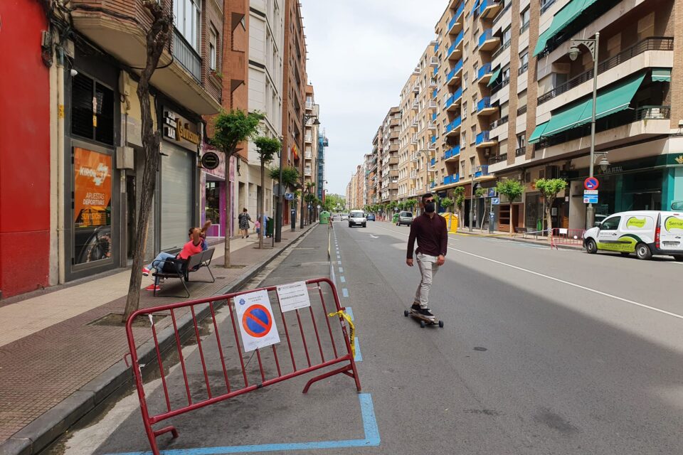 Tramo de la calle Gonzalo de Berceo que ha ganado los aparcamientos para uso peatonal. / Ingrid