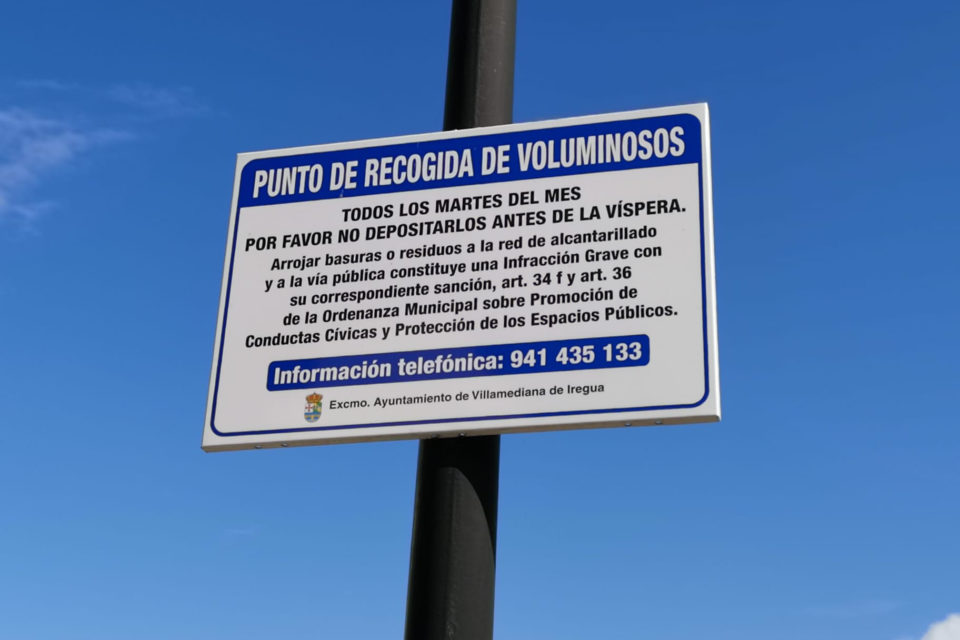 Cartel informativo del punto de recogida de residuos. /NR